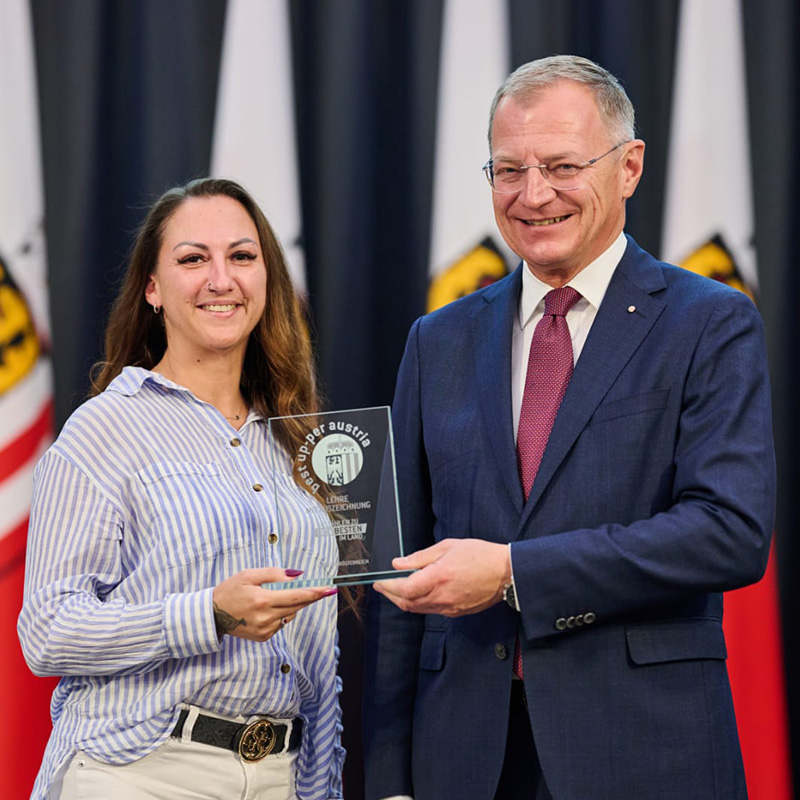 Landeshauptmann Mag. Thomas Stelzer überreicht Christiane Kronawitter eine Auszeichnung