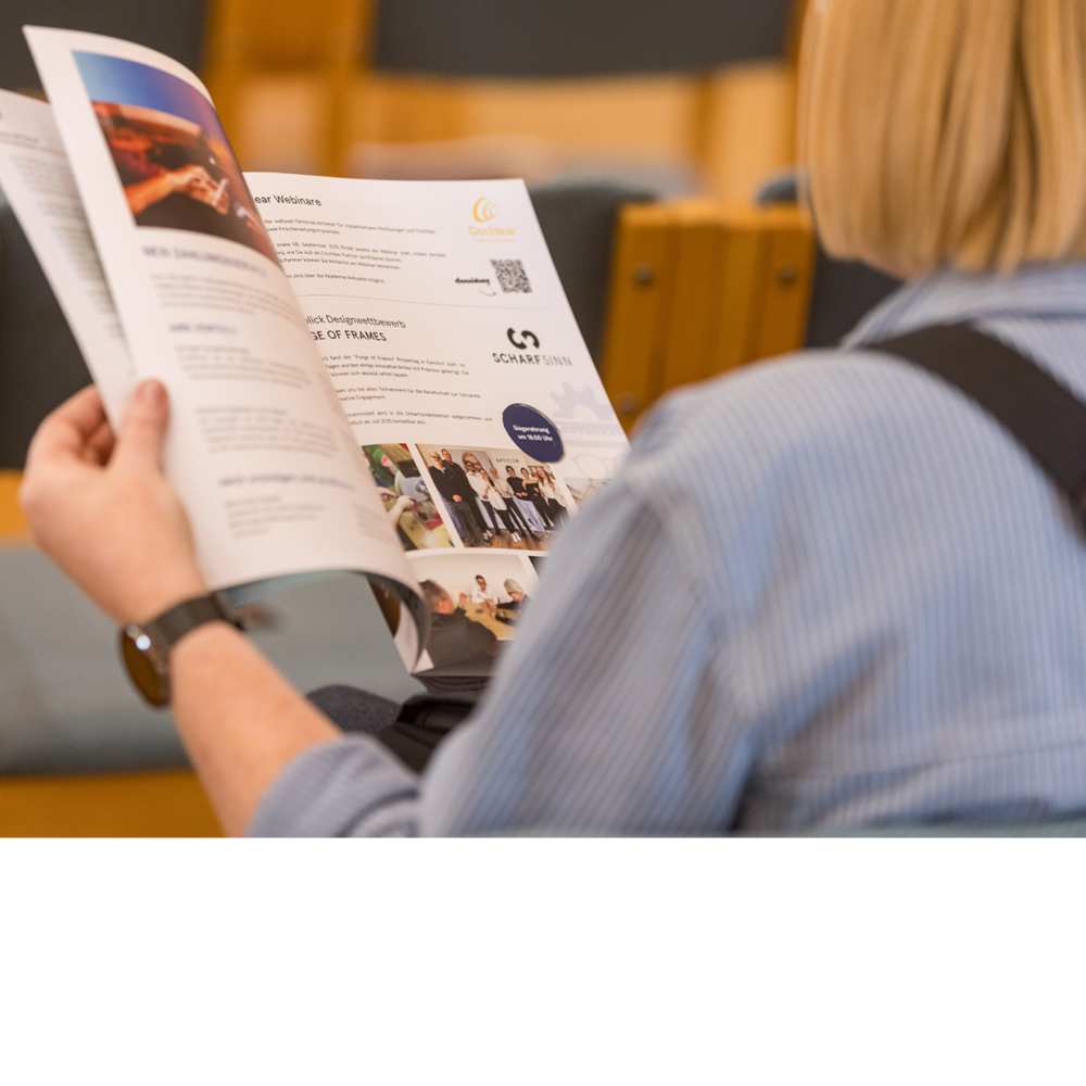 Eine Frau, die ein Magazin durchblättert